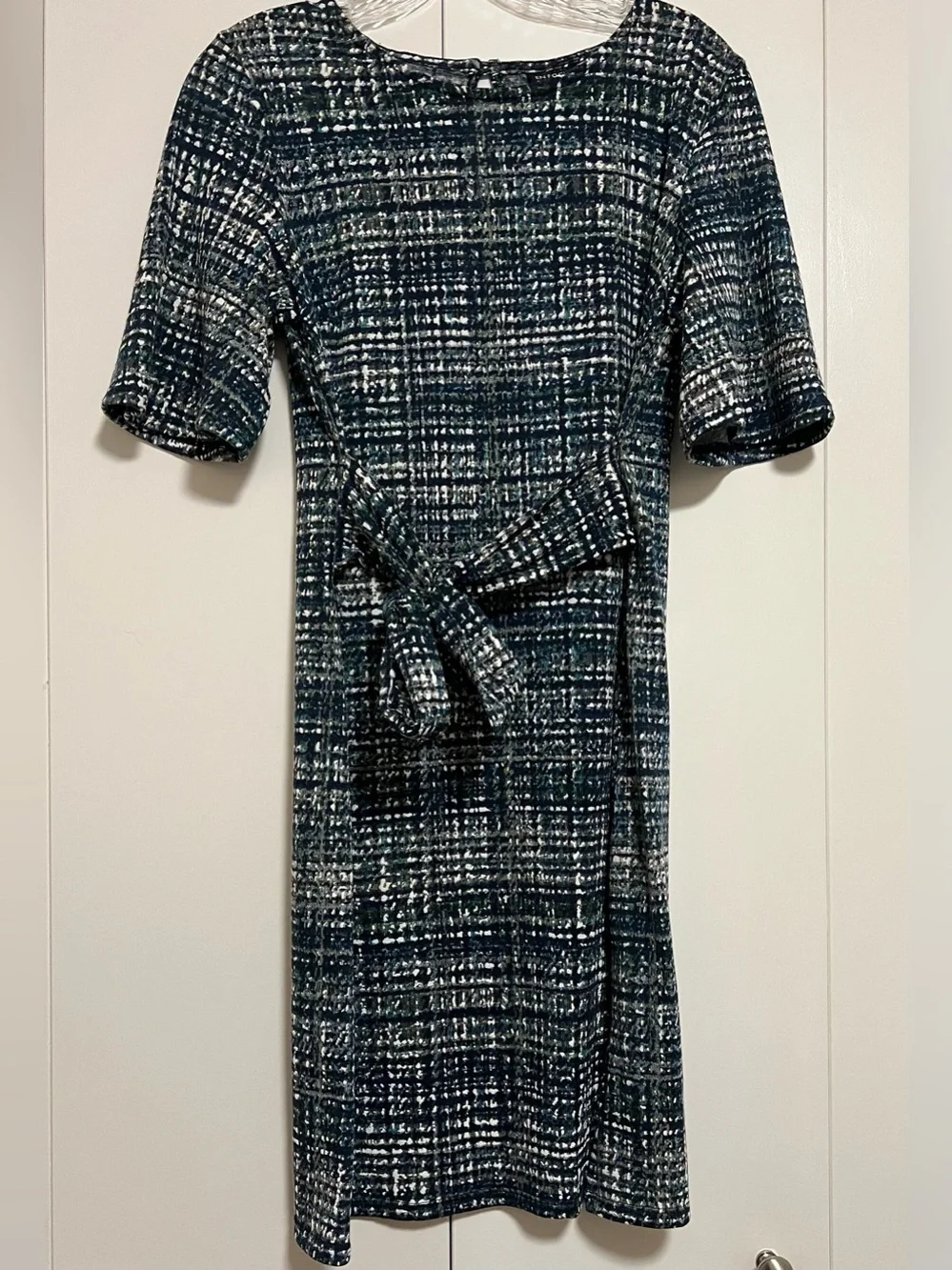 EnFocus Studio Gray, Navy, White Textured Knit Stretch Sheath Dress Tie Front